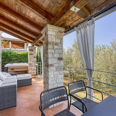 Casa Helena With Whirlpool Ferienhaus